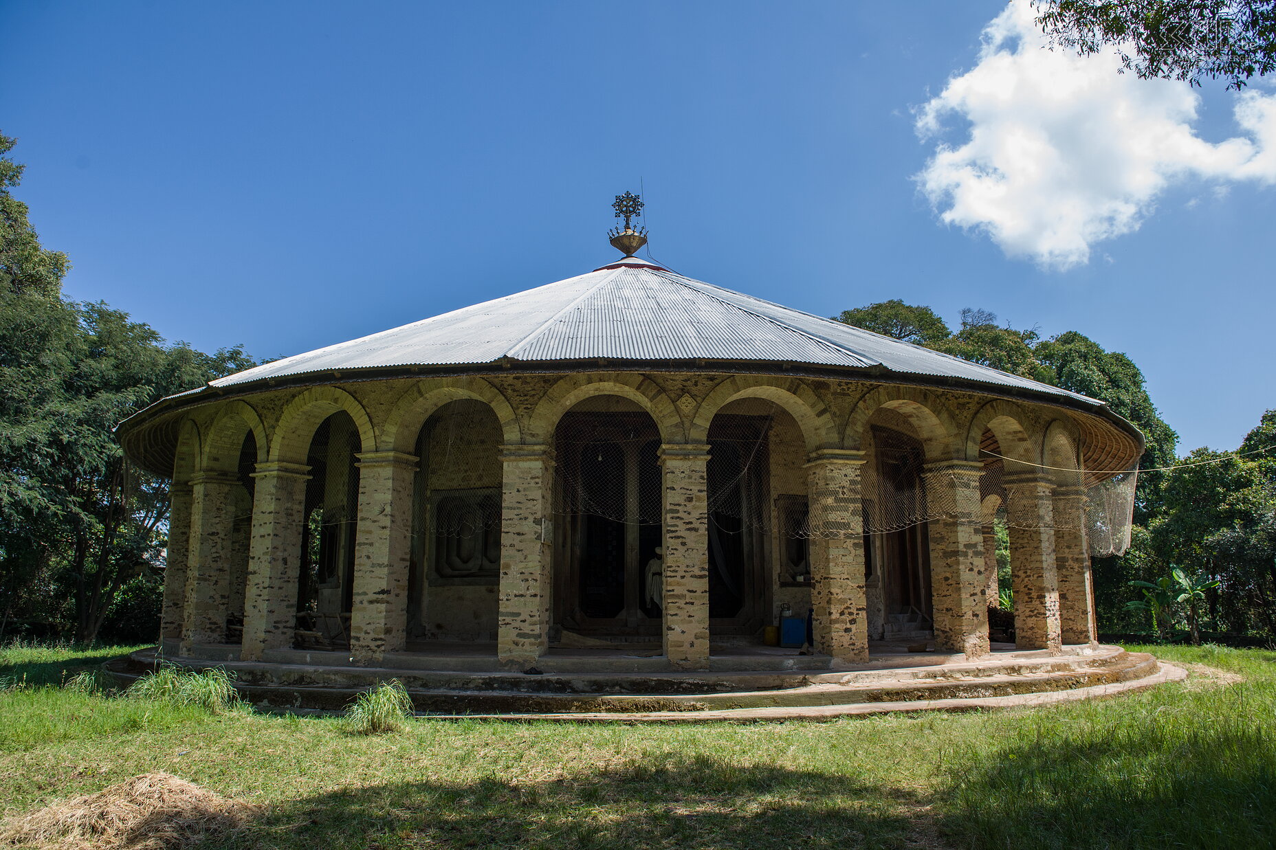 Lake Tana - Narga Selassie church We stayed 2 days in the city of Bahir Dar near Lake Tana. Lake Tana is the largest lake in Ethiopia, the highest (1800m) lake in Africa and it is the source of the Blue Nile. On the 37 islands in the lake are ancient orthodox churches and monasteries where monks still live. We took a boat to Dek island to visit the Narga Selassie church from the 18th century. The church has beautiful murals. Stefan Cruysberghs